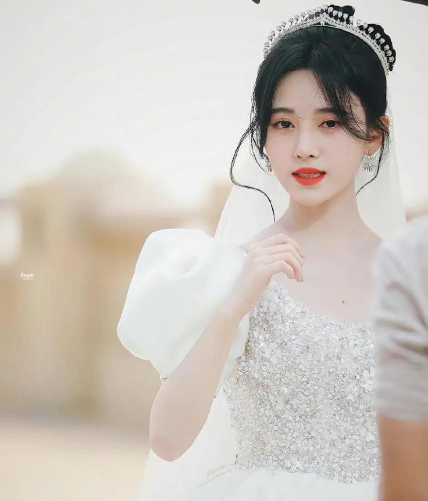 鞠婧祎 雪白的礼服,宛如白雪公主!6767_腾讯新闻