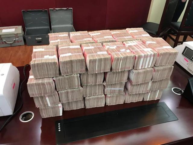 显然一次性拿到500万以后,就是自己的钱了,自己可以自由支配了,而每月