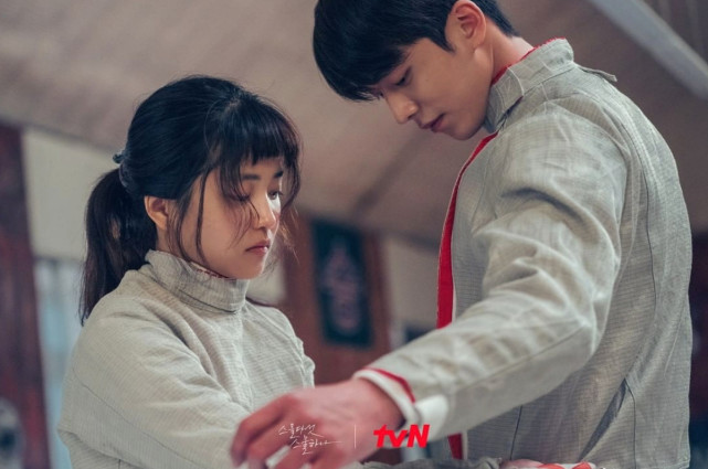 初次相遇,并在三年间互相经历创伤,误会,彼此依靠,最后到25岁与21岁时