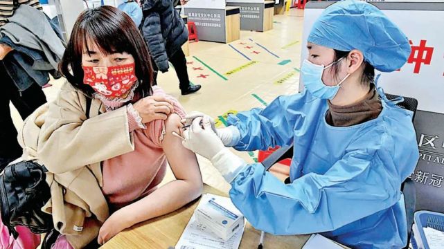 2月24日,在西乡街道西乡会堂新冠疫苗接种点,不少市民前来接种"圳