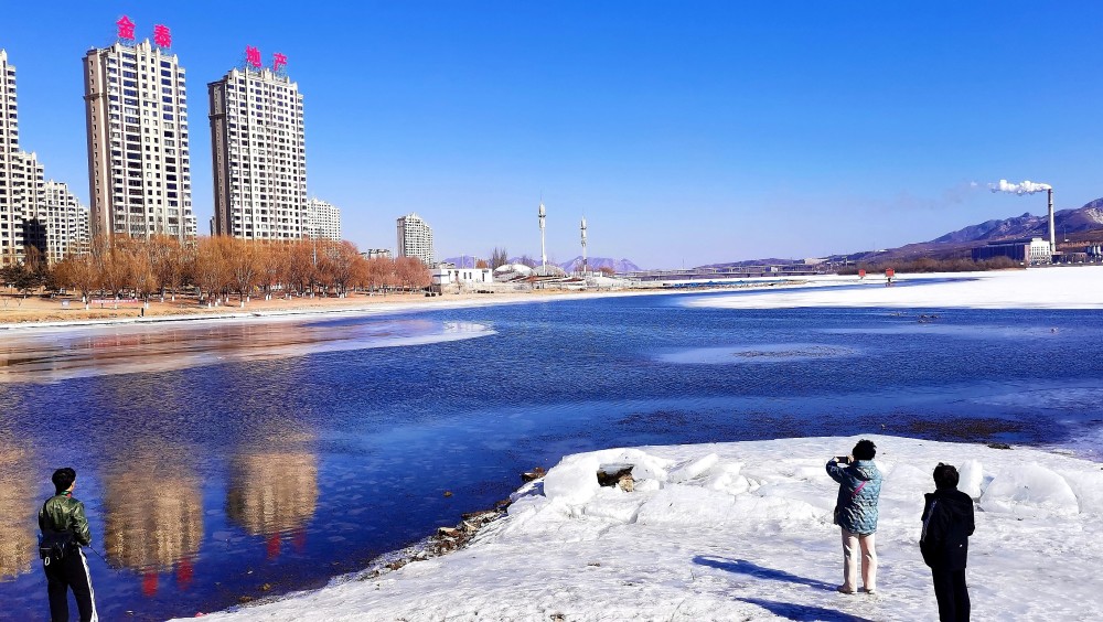 遼寧朝陽大淩河早春二月冰雪初融風景這邊獨好