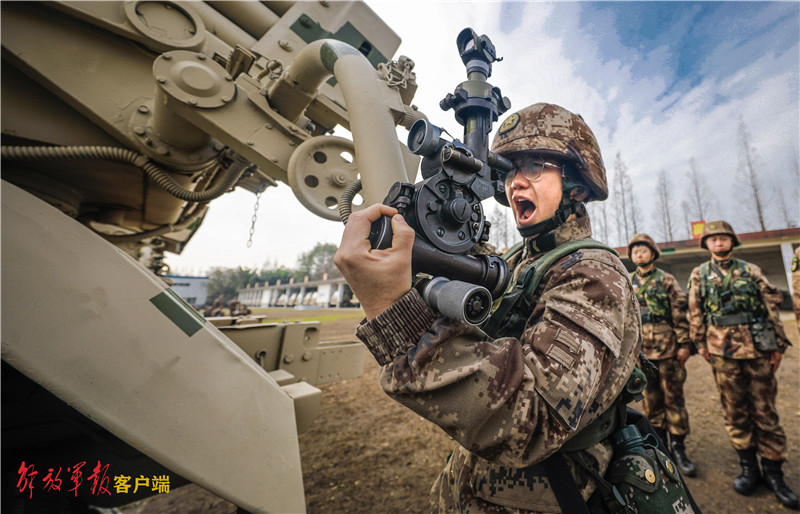 从手拿针头到肩抗炮弹女子炮兵排这样炼成