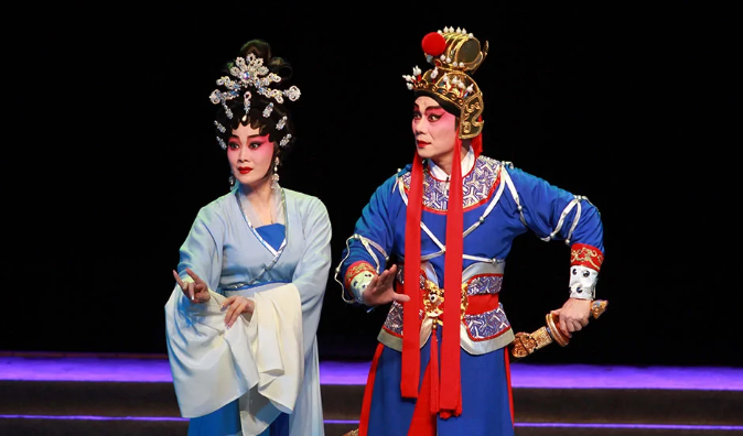 合肥是庐剧的发源地,庐剧旧称"倒七戏",俗称"小戏","祷祭戏","小倒戏"