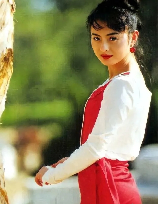 30年前,武打女神李赛凤的穿搭时髦又秀气,每一套至今都想照穿