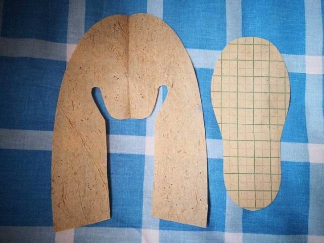 着什么"秘密",打开一看,原来是母亲做布鞋用过的纸鞋样,棉鞋的单鞋的