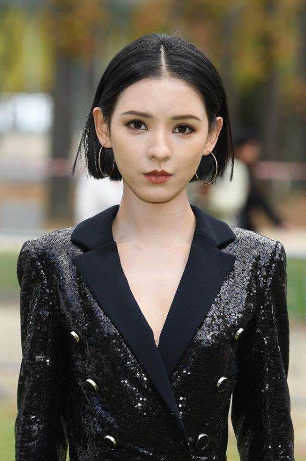 张予曦厉害了小号连体裤也能穿出女王范优雅又大气