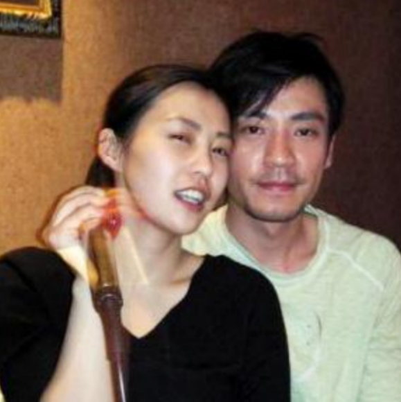 43岁郝蕾携男友聚餐小鸟依人钻对方怀抱男方正面曝光高大帅气