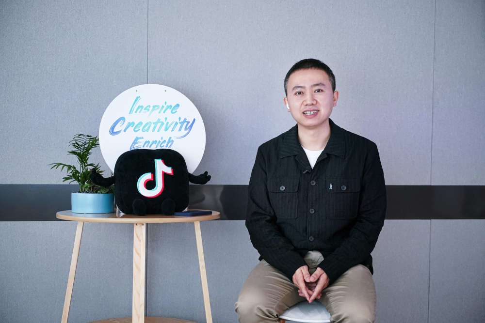 抖音创始人梁汝波卸任公司法人及经理_腾讯新闻