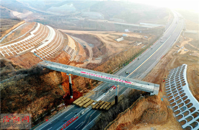 视频洛卢高速一处上跨天桥成功爆破拆除宜阳段预计中午恢复通车