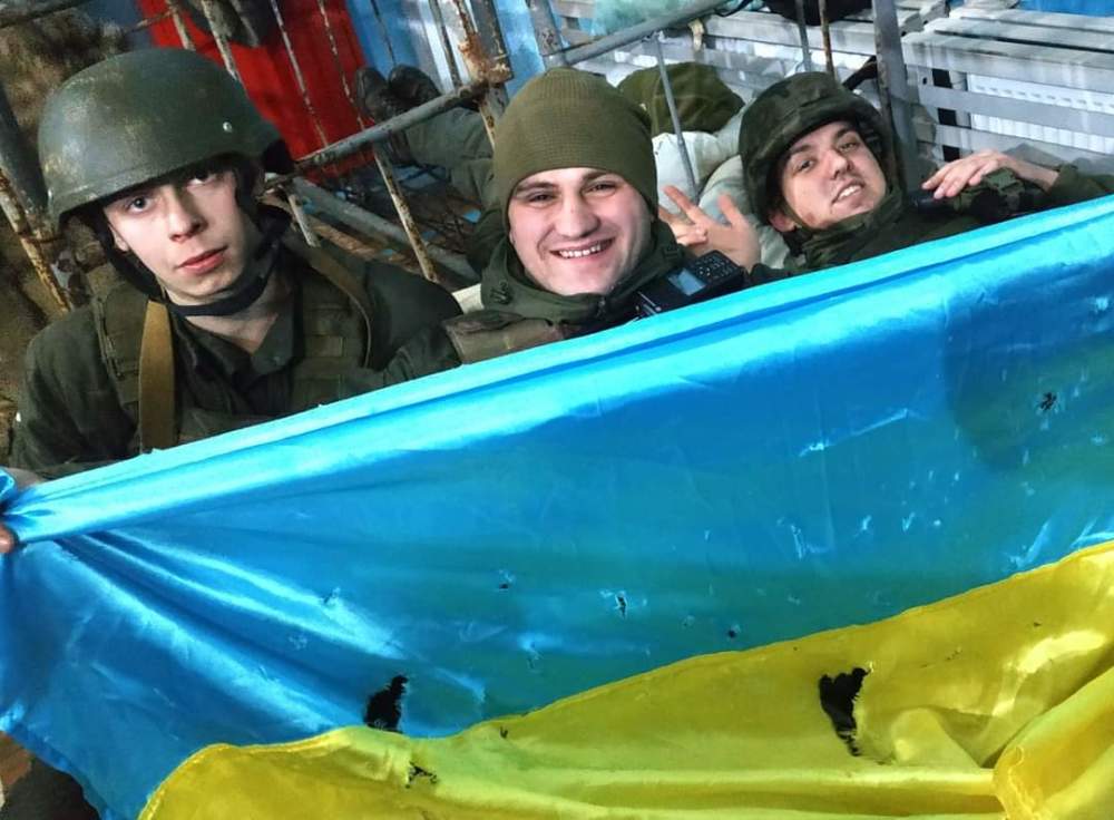 乌克兰称夺回基辅近郊机场控制权，在南线第聂伯河组织防御孩子上学要不要回老家