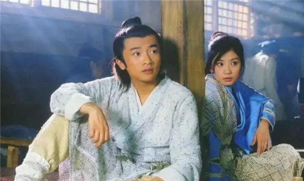 就这样四个人在荒岛上度过了近十年,转眼间张无忌已经长大,殷素素和