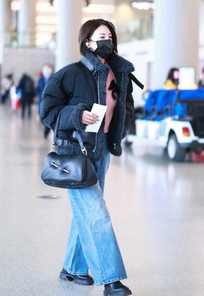 张雨绮越来越时髦短羽绒服配阔腿牛仔裤保暖又洋气减龄