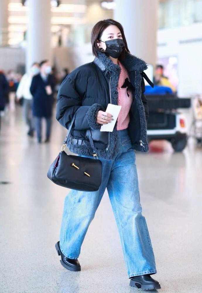 张雨绮越来越时髦短羽绒服配阔腿牛仔裤保暖又洋气减龄