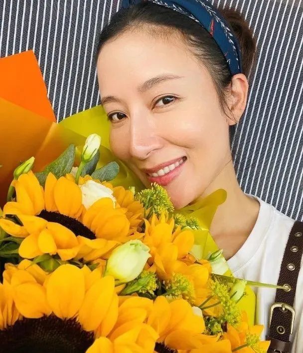 杨茜尧首度公开第二胎孕照全黑性感套装上阵被赞最索孕妇