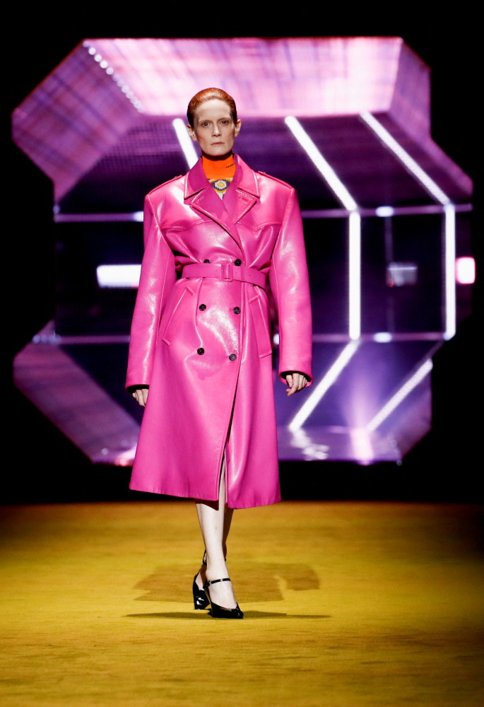 2月24日,模特在意大利米兰时装周上展示普拉达品牌的2022秋冬女装新款