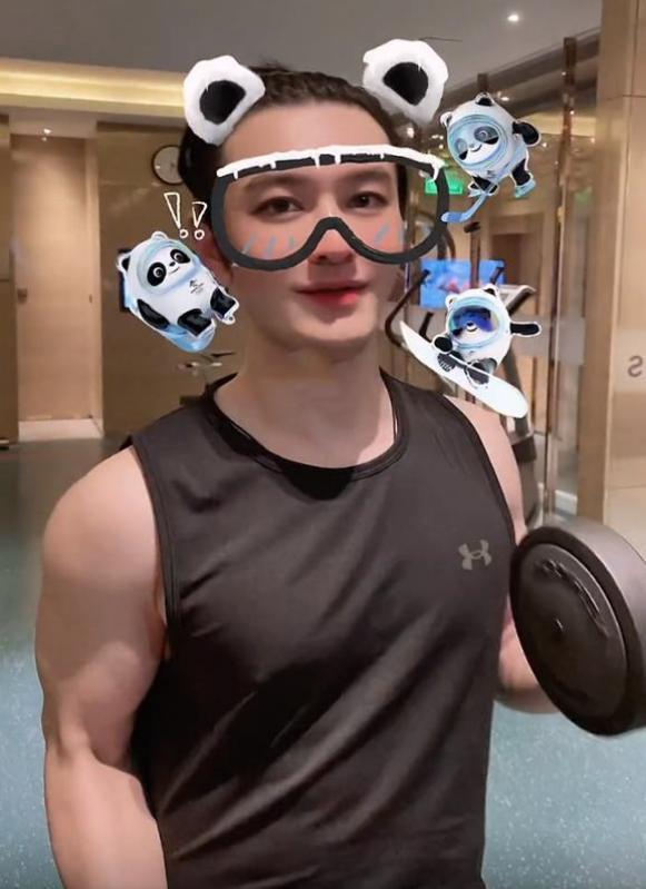 黄晓明离婚后超自律健身房撸铁秀健硕身材