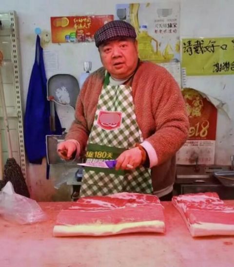 猪哥谢宁现身菜市场摆摊卖猪肉揽客切肉动作娴熟