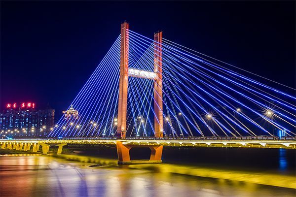 具有地域风格的灯光,更能体现大桥夜景对文化的追求.