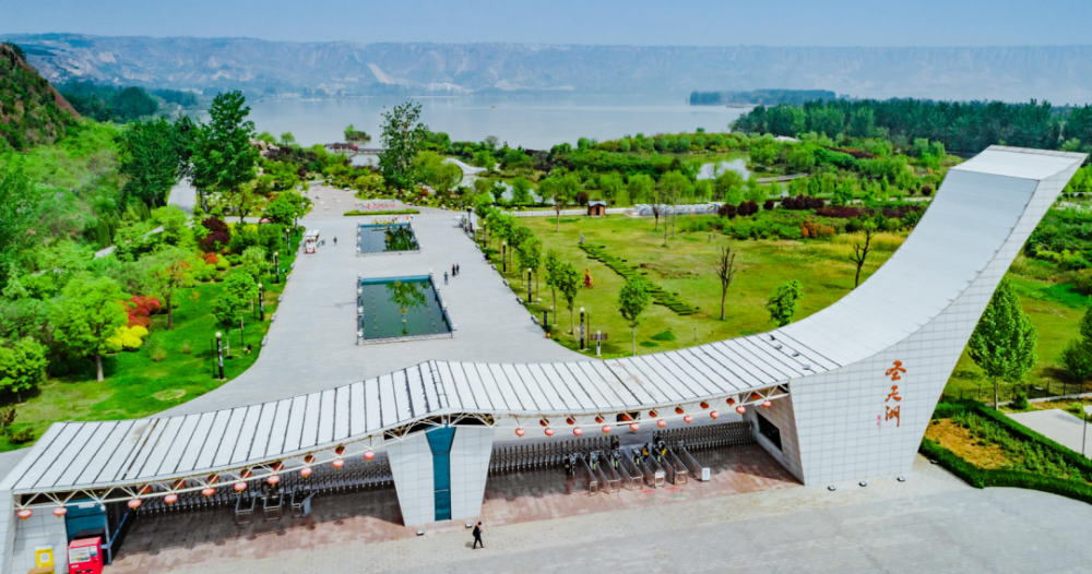 全国第二届青年运动会铁人三项比赛在圣天湖进行,使圣天湖体育小镇