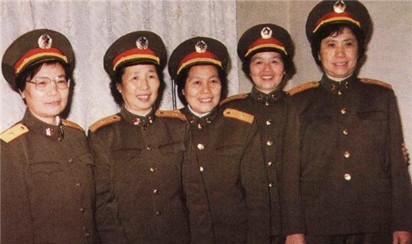 她是中國第一個女中將丈夫上將父親元帥是全球最高軍銜家庭