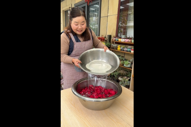 63岁美食博主唐小米一个视频耗时8个月吸粉500多万她是怎么做到的