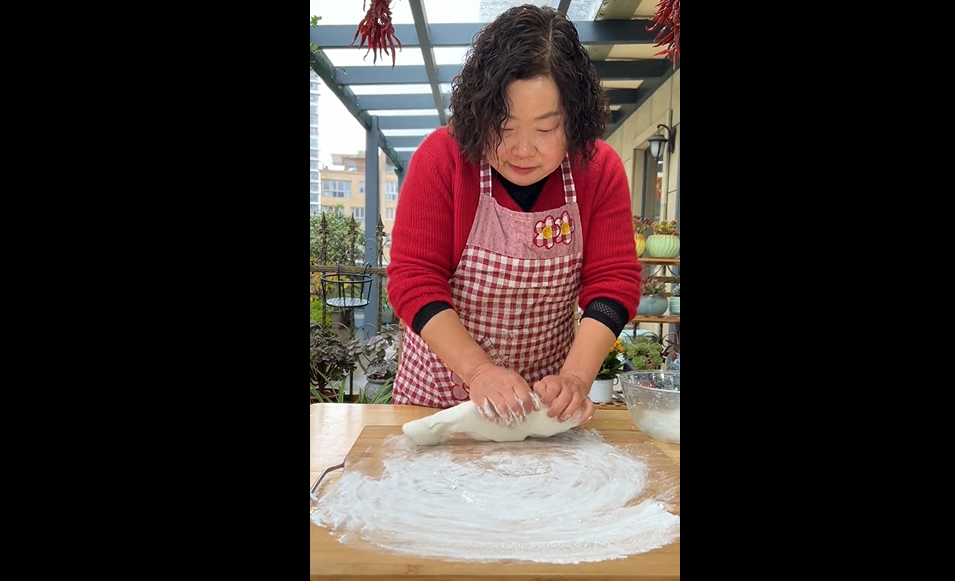 63岁美食博主唐小米:一个视频耗时8个月,吸粉500多万,她是怎么做到的?