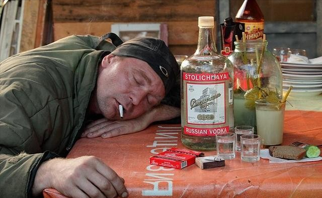 俄罗斯人嗜酒成性为什么他们到中国来了却不胜酒力