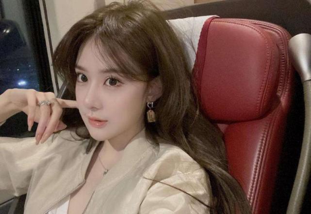 王岳伦发文否认与花珊珊恋情配女儿王诗龄照片感觉变化很明显