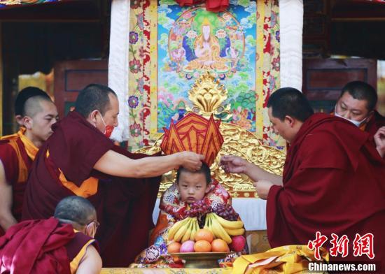 青海塔爾寺第九世格嘉活佛坐床繼位