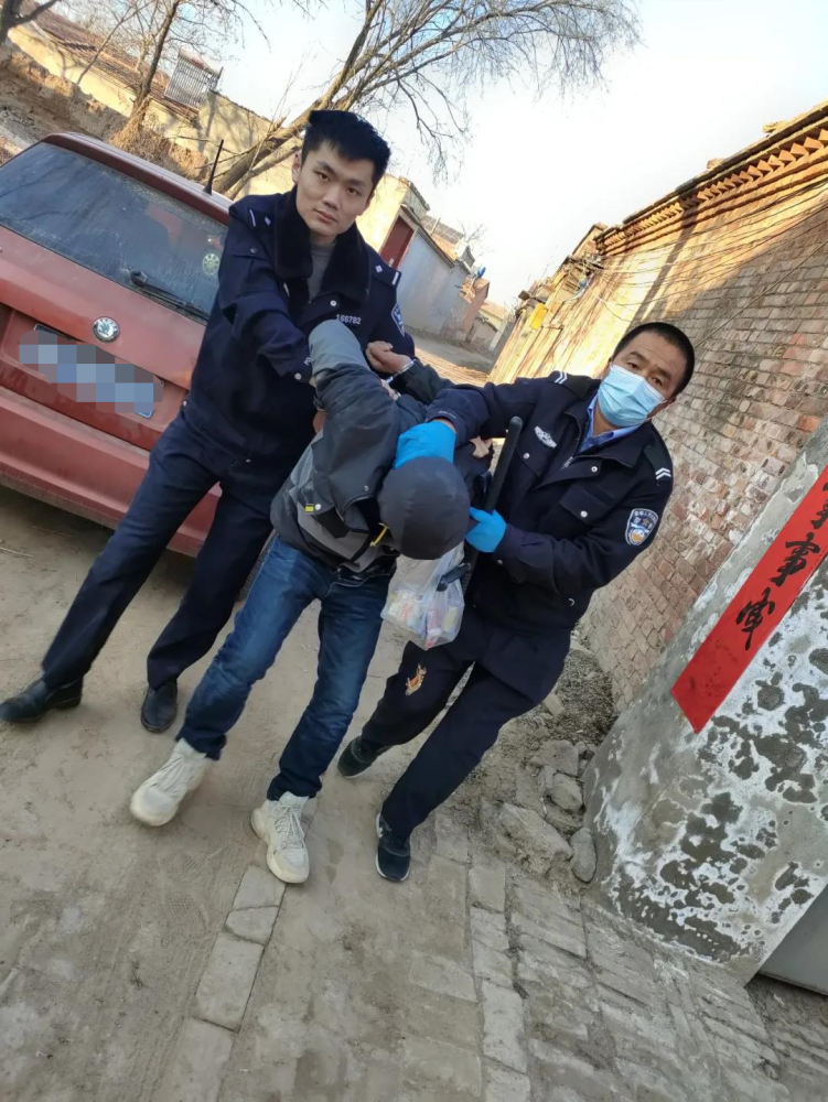 夜半三更持刀抢劫一天时间这名蒙面劫匪就被抓获