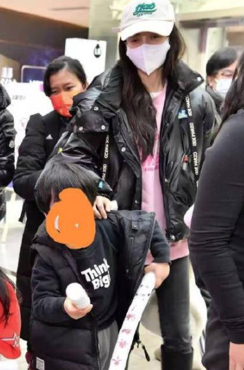 儿子身高已到腰,素颜带娃很低调|angelababy|小海绵|黄晓明