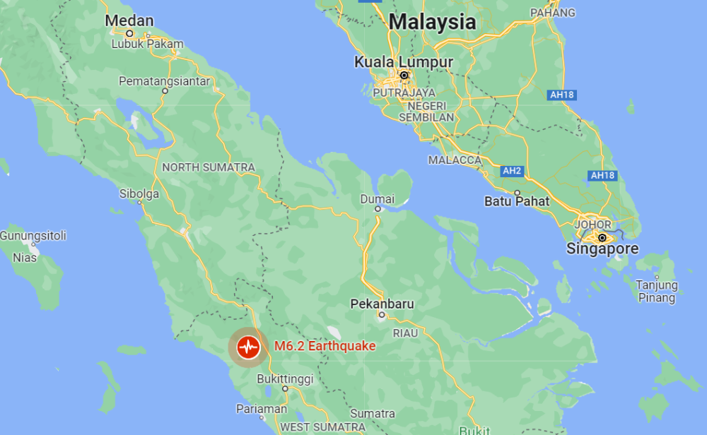 印尼突发中强地震新加坡震感明显东部天空惊现黑色蘑菇云