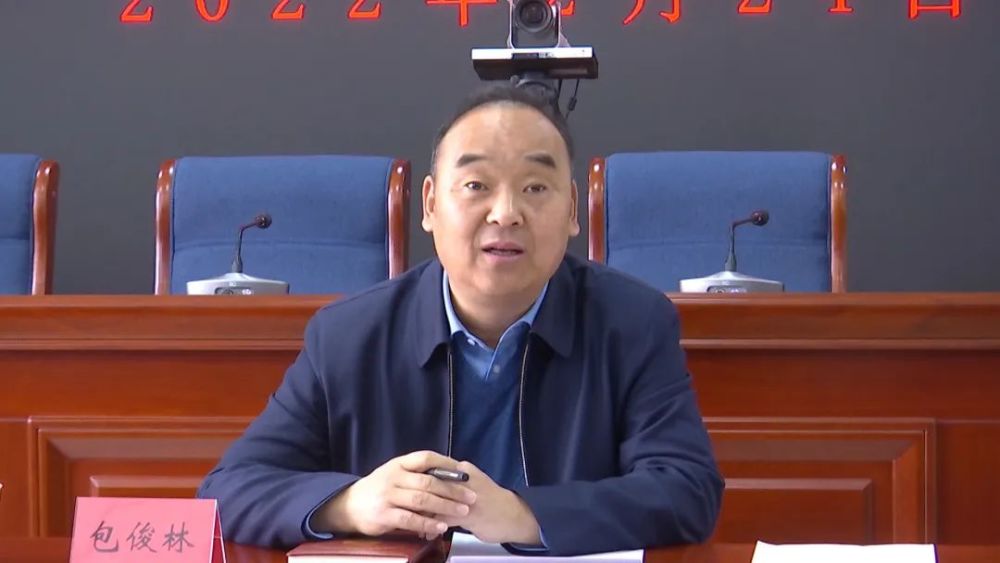 2月24日,县委常委,副县长包俊林来到县信访局接待来访