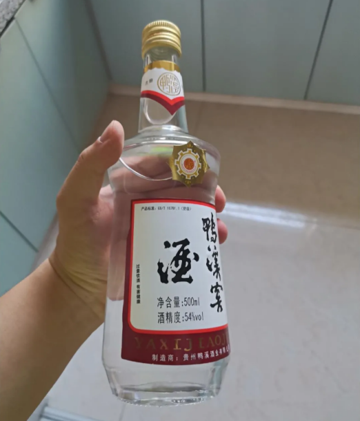 喝酒再也不踩雷把酒瓶倒過來這樣做假酒立馬現原形