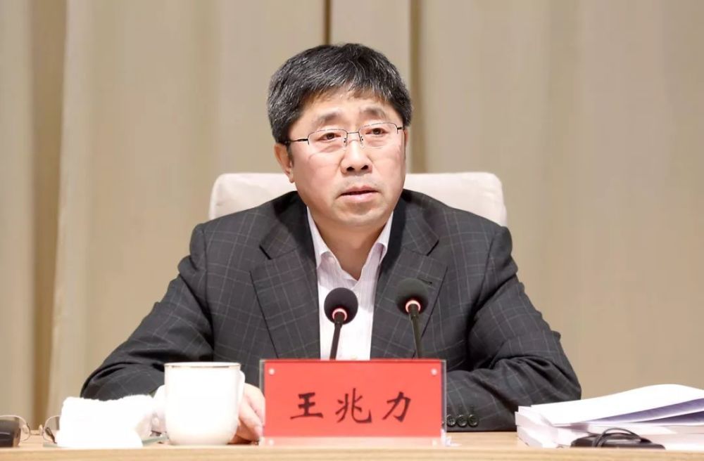 黑龙江哈尔滨人,曾任黑龙江省财政厅副厅长,鸡西市委副书记,市长,市委