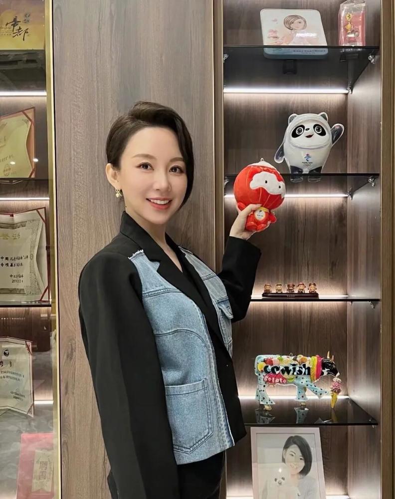 生日这天,潘晓彤照常敬业工作,直至傍晚时分,旗下工作室团队人员为其