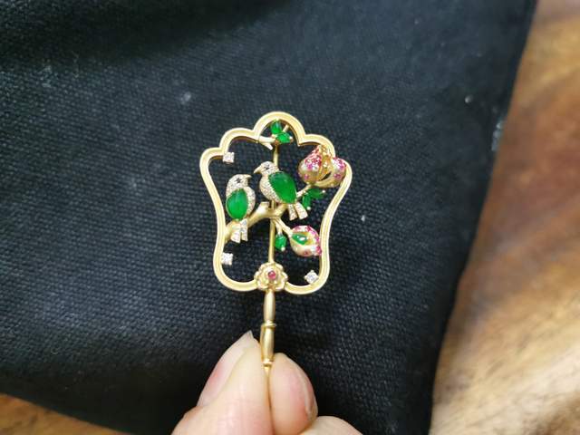 在鸟语花香的季节，佩戴一件满意的首饰踏春，愿世界和平且安宁！