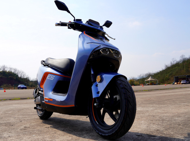 森蓝es5电动车测评5000w中置电机三电池组续航超过180公里