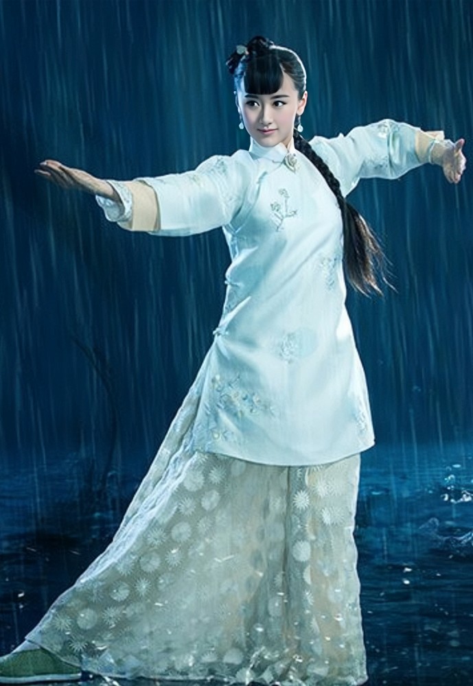 袁冰妍的"龙套"角色你知道几个?在《叶问》中还是个娃娃脸!_腾讯新闻