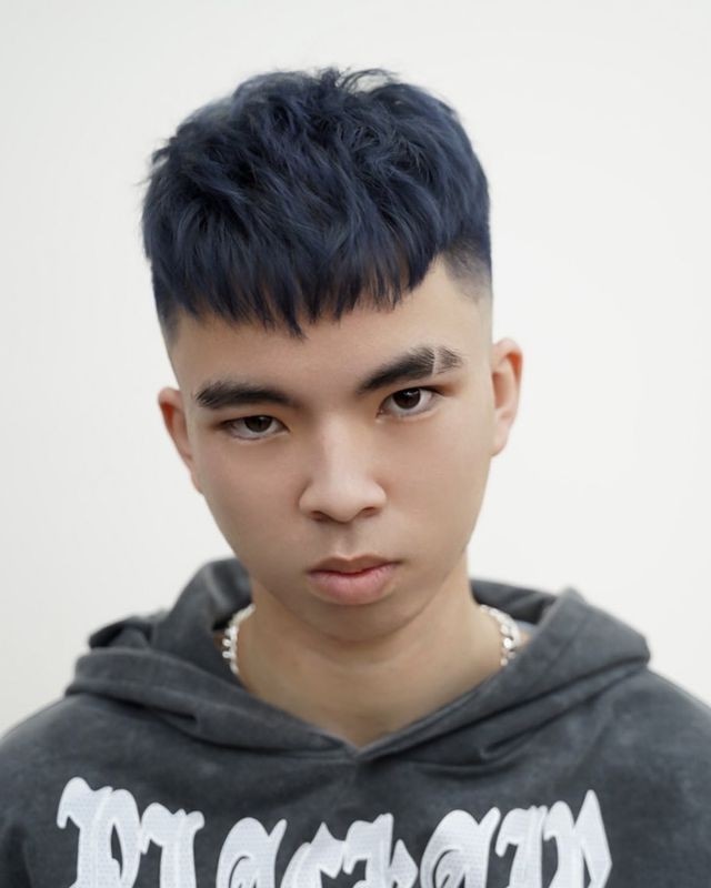 不同脸型的男生剪不同的两边铲发型更帅气