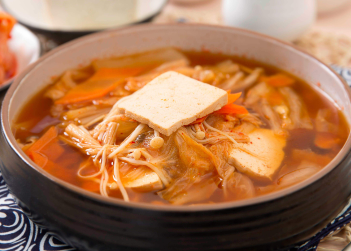 简单好吃的辣白菜豆腐汤,鲜嫩味美又营养,炖上满满一锅,真解馋_腾讯