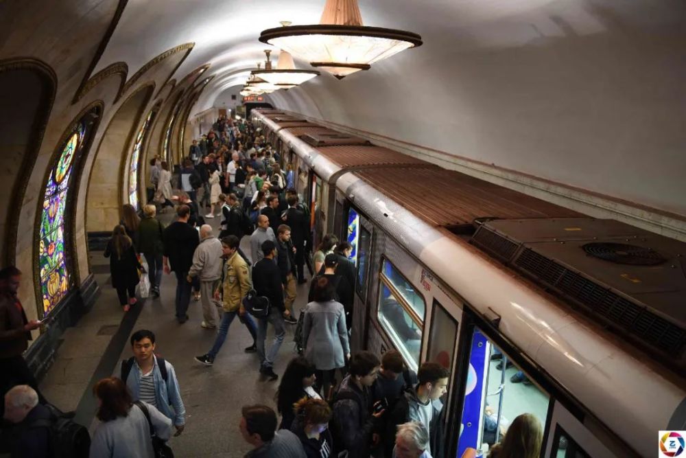 基辅地铁成救命利器摄影师亲身体验地面50米以下犹如地狱