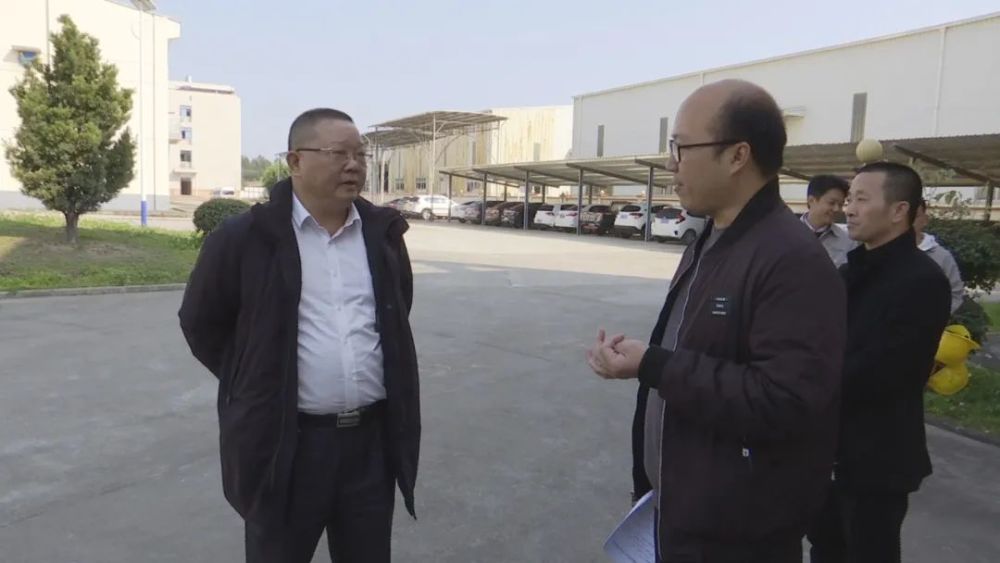 2月25日下午,区长何才成一行前往鳌门粮食储备库调