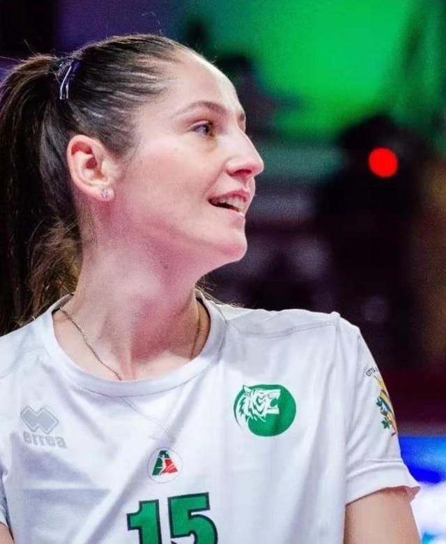 科舍列娃本赛季加盟到了意甲升班马瓦莱福利亚女排,并担任队长.