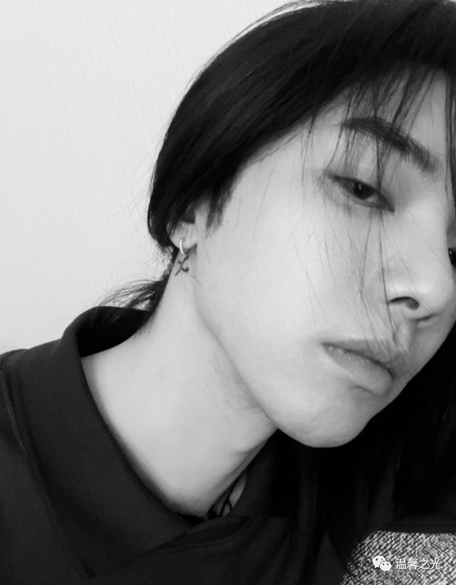 华晨宇晒纹身自拍照金发配锁骨玫瑰花粉丝直夸好美