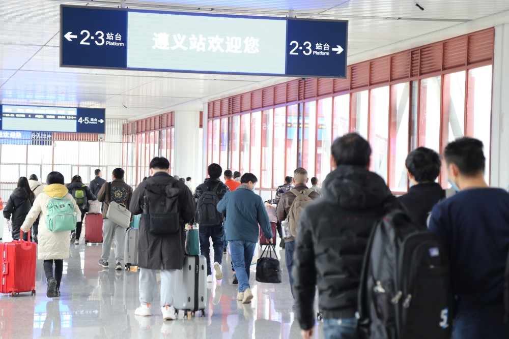 2月25日,旅客在贵州遵义高铁站候车大厅候车.