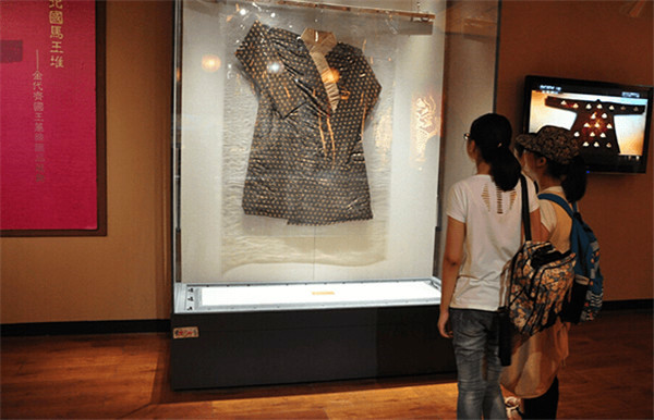 黑龙江古墓挖出胖脸王妃金丝布盖住全脸尸检结果不寒而栗