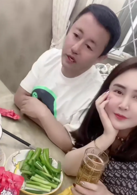 众所周知,王小宝有过两次婚姻,前妻很漂亮,现任更娇美,二人在年龄上