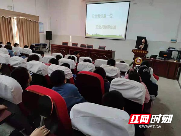 冷水滩区高峰学校深入开展安全教育第一课