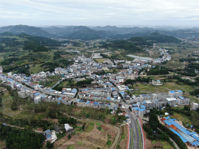 虎年春节期间,阆中市柏垭镇的返乡群众,在家居民纷纷议论着身边看得见